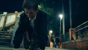 ▲陳博正在《模仿犯》裡犧牲學狗爬。(圖/Netflix提供) ▲陳博正在《模仿犯》裡犧牲學狗爬。(圖/Netflix提供)