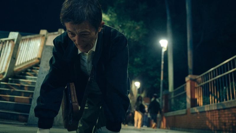 ▲陳博正在《模仿犯》裡犧牲學狗爬。（圖／Netflix提供）