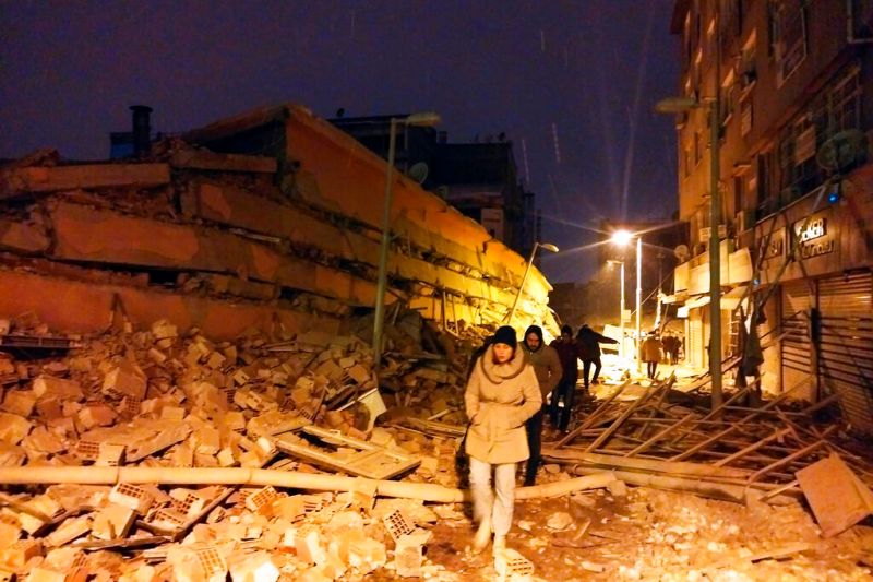 ▲土耳其6日凌晨發生規模7.8強震，造成上百人罹難。（圖／美聯社／達志影像）