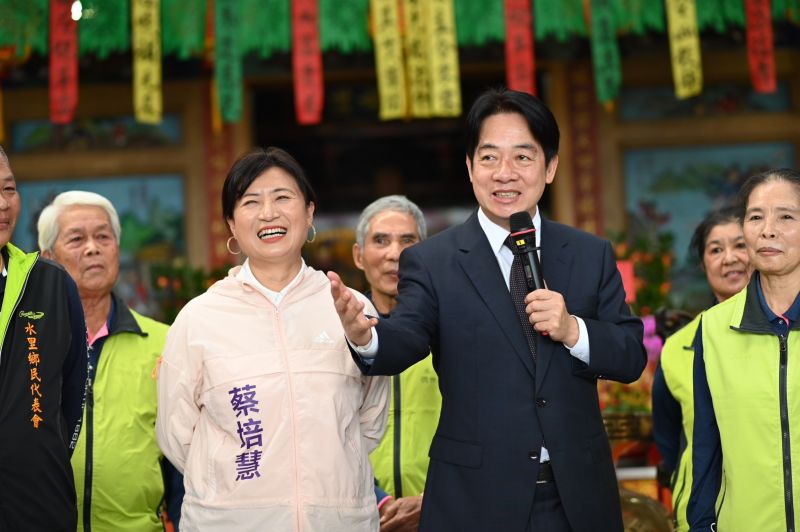 ▲民進黨主席賴清德昨到南投寺廟祈福,指林明溱8年縣長任內,南投流失3.4萬人口。(圖/蔡培慧競總提供,2023.02.06)