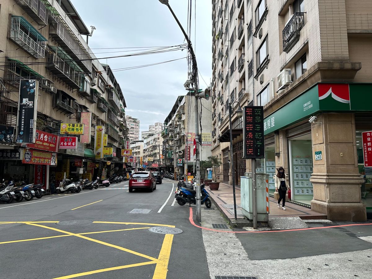 ▲安坑輕軌通車後，專家推薦可往安民商圈找房，兼具交通便利與生活機能優勢。（圖／NOWnews資料照片）