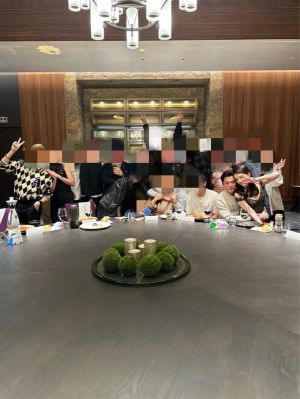 ▲許瑋甯(右)坐在邱澤大腿上笑得一臉幸福。(圖/翻攝IG) ▲許瑋甯(右)坐在邱澤大腿上笑得一臉幸福。(圖/翻攝IG)