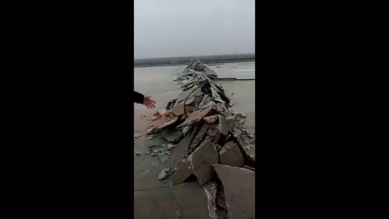 ▲土耳其哈塔伊機場跑道地面也在稍早被曝「爆開」,航班恐連帶受影響,情況雪上加霜。(圖/翻攝自@ankara_cevirme 推特)