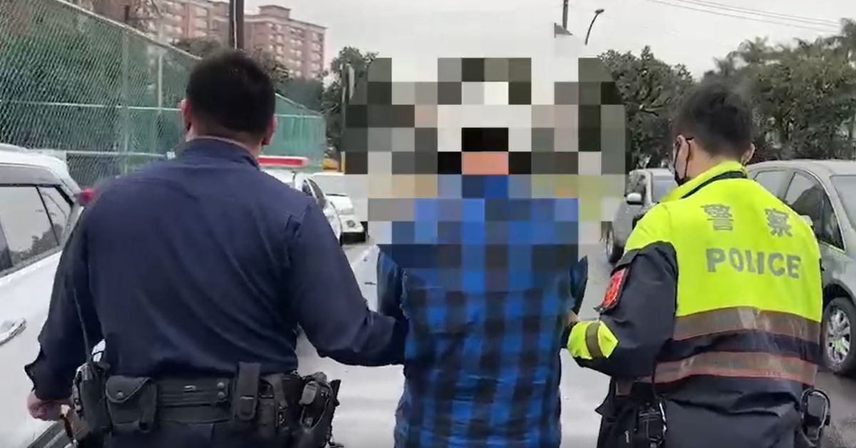 ▲馬姓小隊長今天凌晨搭車返家時，因酒醉無法支付車資，被運將送往派出所後，竟還大罵髒話並推擠員警。（圖／翻攝畫面）