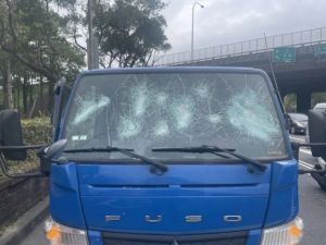 ▲賓士車主將小貨車攔下後，與另輛自小客車上的2人，分持球棒狂砸小貨車擋風玻璃。（圖／翻攝畫面）