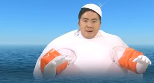 ▲《週六夜現場》班底、華裔演員楊博文裝扮成「墜海的氣球」諷刺時事，意味著美國群眾對這起風波的高度關注。（圖／《週六夜現場》）