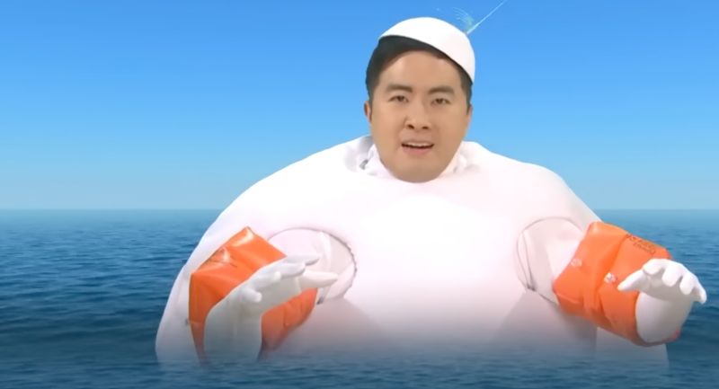 ▲《週六夜現場》班底、華裔演員楊博文裝扮成「墜海的氣球」諷刺時事,意味著美國群眾對這起風波的高度關注。(圖/《週六夜現場》)