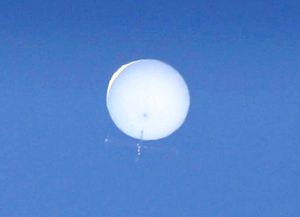 ▲日本宮城縣仙台市2020年也曾有一個高空氣球在空中飄浮。（圖／美聯社／達志影像）