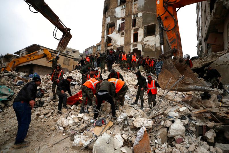 ▲圖為搜救人員在敘利亞倒塌的建築中搜索生還者。（圖／美聯社／達志影像）