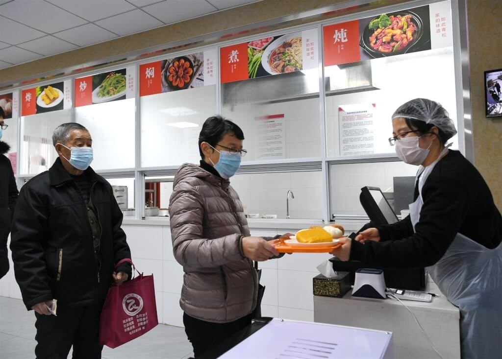 ▲新華社旗下雜誌「半月談」報導，社區食堂雖為老年人用餐提供方便，但卻陷入租金高昂等的營運困境，有社區食堂即因不敷成本而停業。圖為安徽省社區食堂提供餐點，老年人可優惠購買。（圖／中新社）