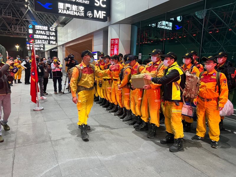 ▲救援土耳其強震,台灣第一梯次先派出40人救援隊伍及3隻搜救犬。(圖/北市府提供)