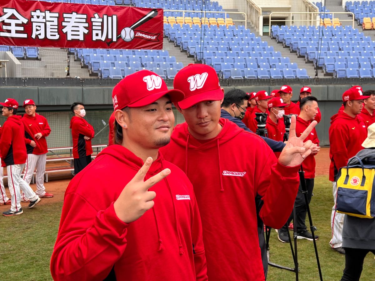 ▲味全龍投手王躍霖(左)與弟弟王維中(右)(圖/記者簡名杉攝)