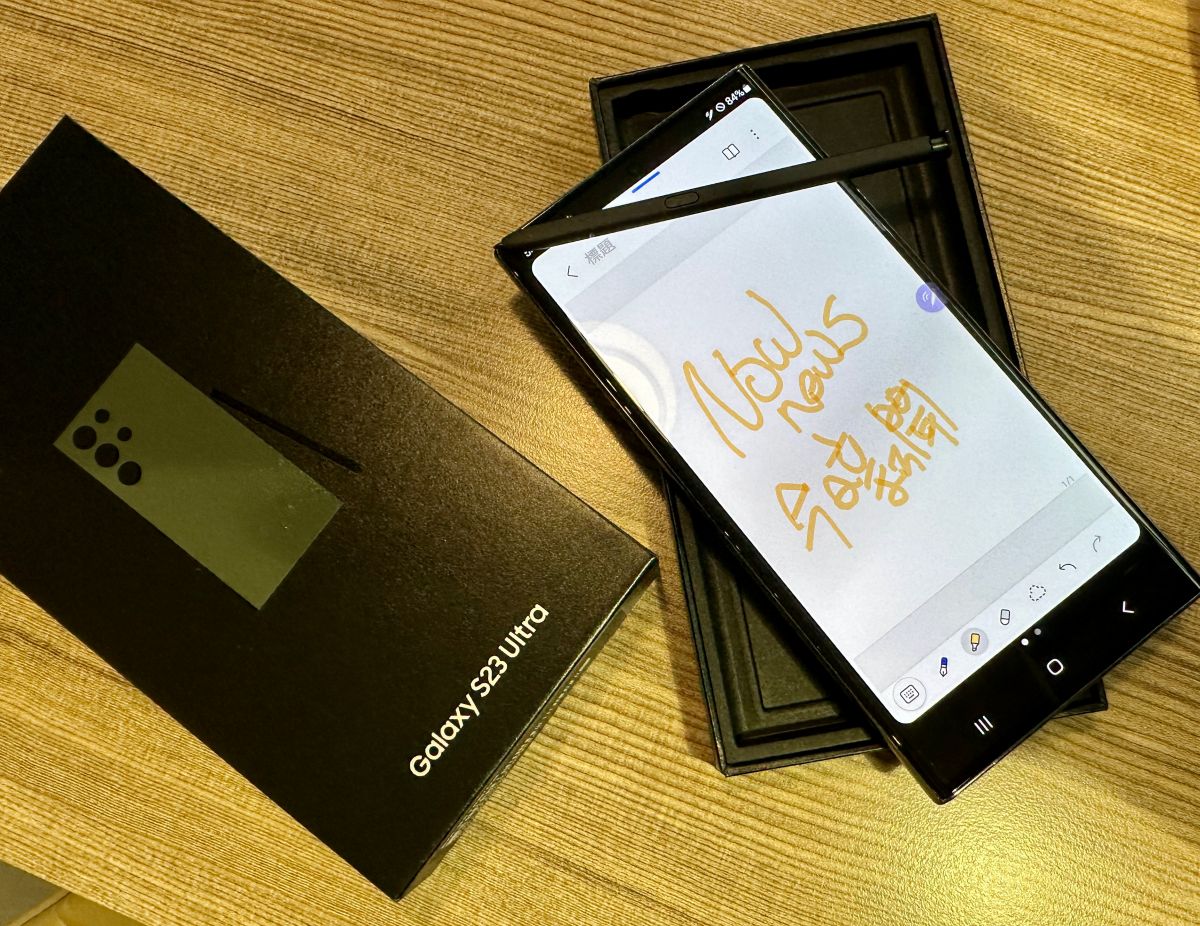 ▲根據TrendForce調查，2023年第一季全球智慧型手機產量僅2.5億支，相較2022年同期衰退19.5%，衰退幅度不僅為歷年最大，季度生產量也創下自2014年以來的歷史新低。圖為三星S23 Ultra 。(圖／記者周淑萍攝)