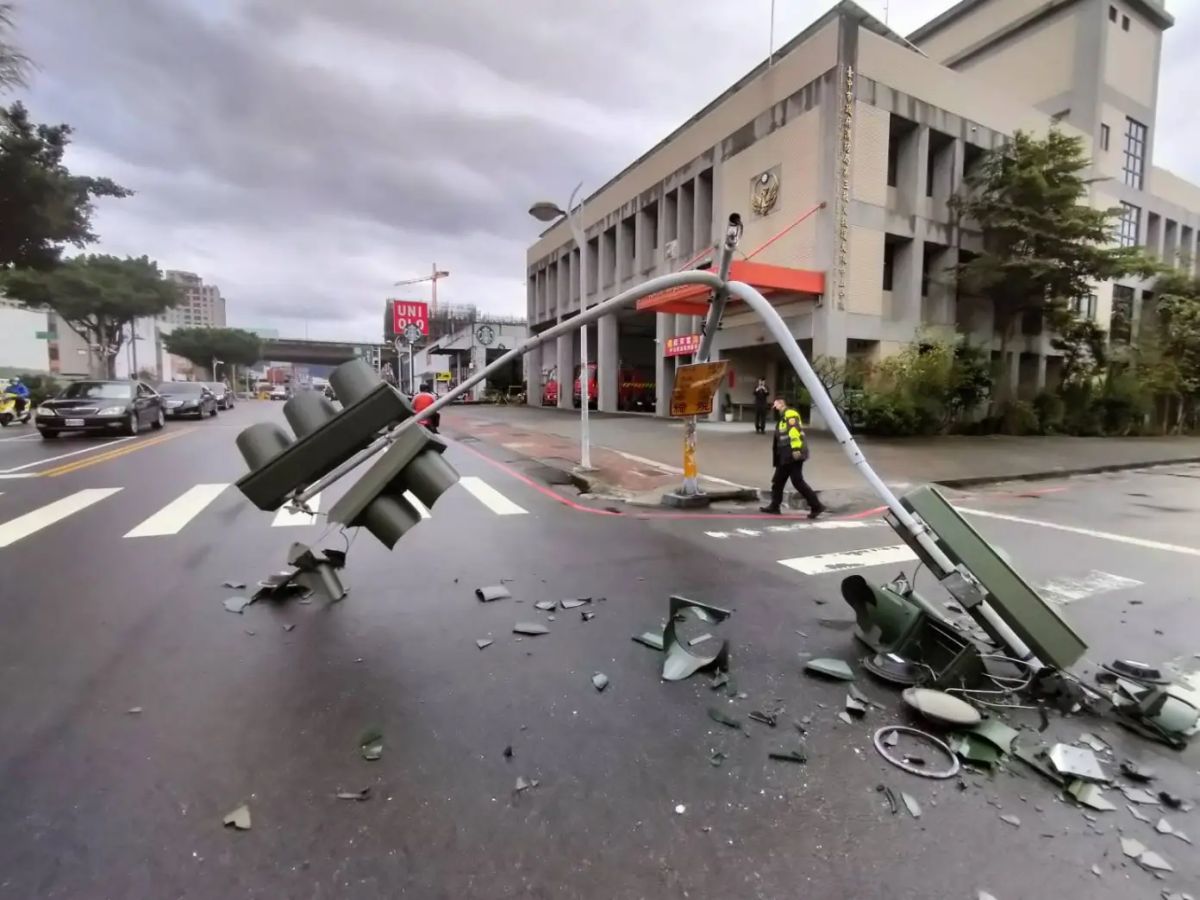 ▲台中市太平區中山路四段，昨（6）日一位粗心貨車司機未將吊桿收好，結果勾到電線直接把號誌燈扯斷。（圖／翻攝自記者爆料網）