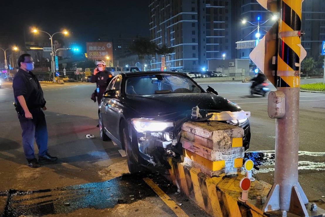 ▲台中市雙十路與精武路口，今（7）日凌晨一位男子酒後駕駛BMW轎車自撞路中分隔島，棄車逃逸仍火速被警方逮捕。（圖／翻攝自記者爆料網）