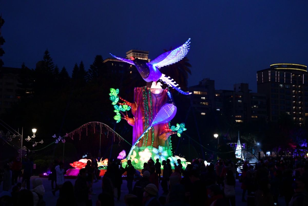 ▲以台灣藍鵲為主題創作的副燈「從心出發」。（圖／觀光局提供）