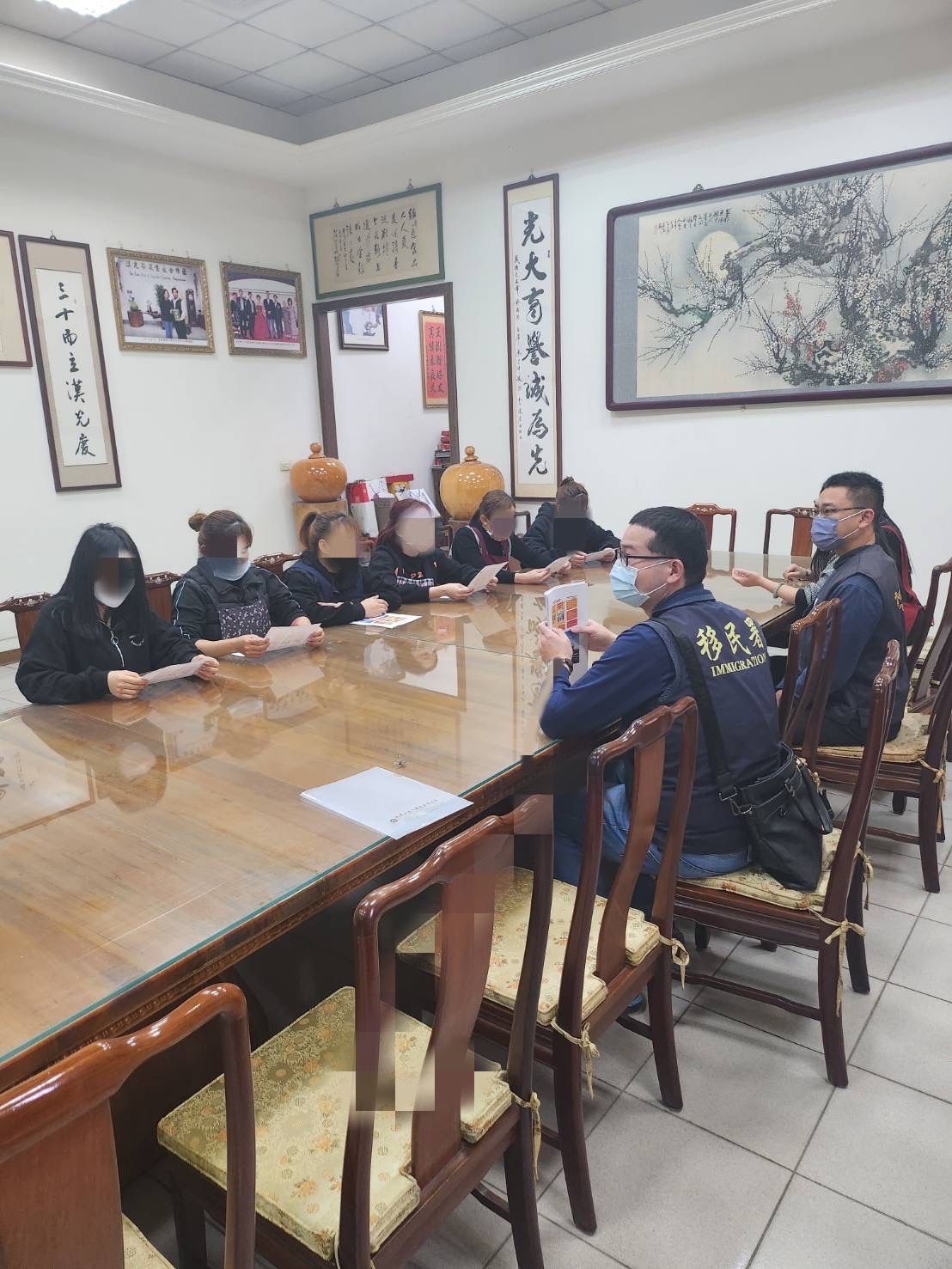 ▲雲林縣專勤隊至果菜農產加工場宣導。（圖／移民署）