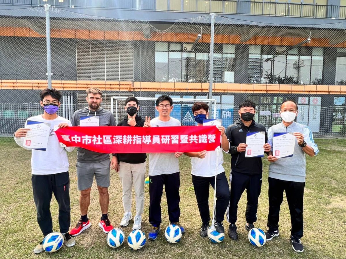 ▲迷你足球協會講師尤東楷（中）。官方提供