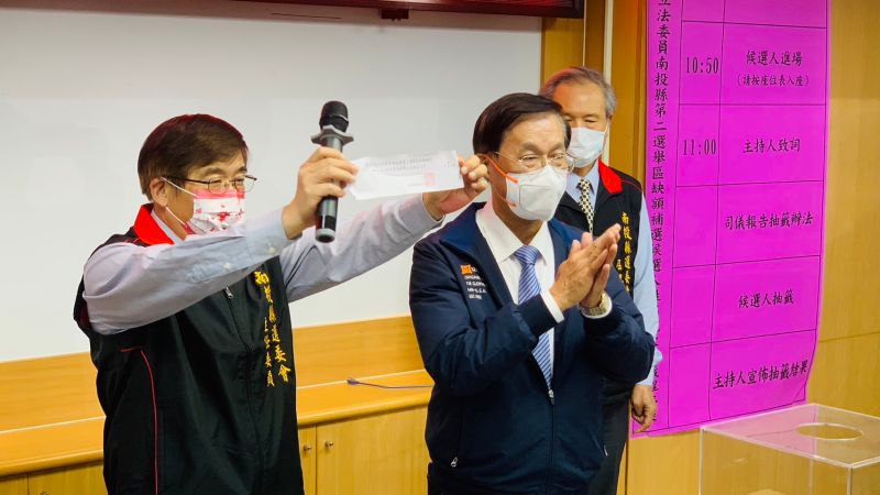 ▲國民黨提名的前縣長林明溱抽中2號。（圖／記者顏幸如攝，2023.02.07）