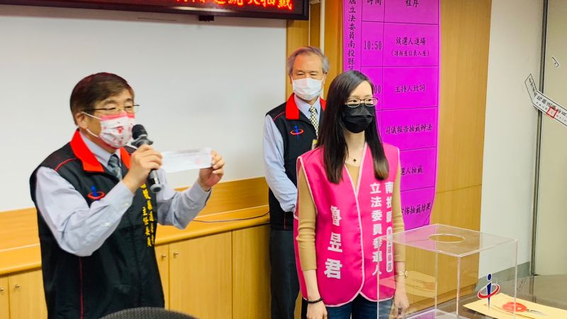 ▲國家公義運動黨的魯昱君由助理代抽3號。（圖／記者顏幸如攝，2023.02.07）