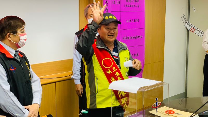 ▲以無黨籍參選的陳聰鑑抽中4號。（圖／記者顏幸如攝，2023.02.07）