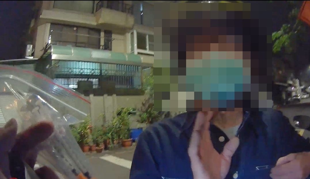 ▲許男除遭員警發現藏有4支已使用的注射針筒，依毒品危害防制條例罪嫌送辦。另違規轉彎未打方向燈，可處1200元至3600元罰鍰。（圖／記者郭凱杰翻攝）