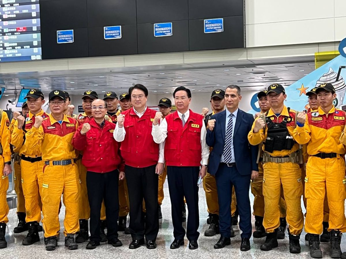 ▲民航局副局長林俊良今（7）日受訪表示，搜救隊赴土國救災有難度，不僅要考慮航線的申請，也要顧慮到我國民航公司赴土耳其後是否能照常檢修、添加燃料等。圖為首批救援隊出發合影。（圖／外交部提供）