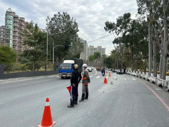 ▲一輛貨車載著澄清湖淤泥，卻不慎滴滿路，導致後方7機車連環摔釀3傷。（圖／翻攝畫面）