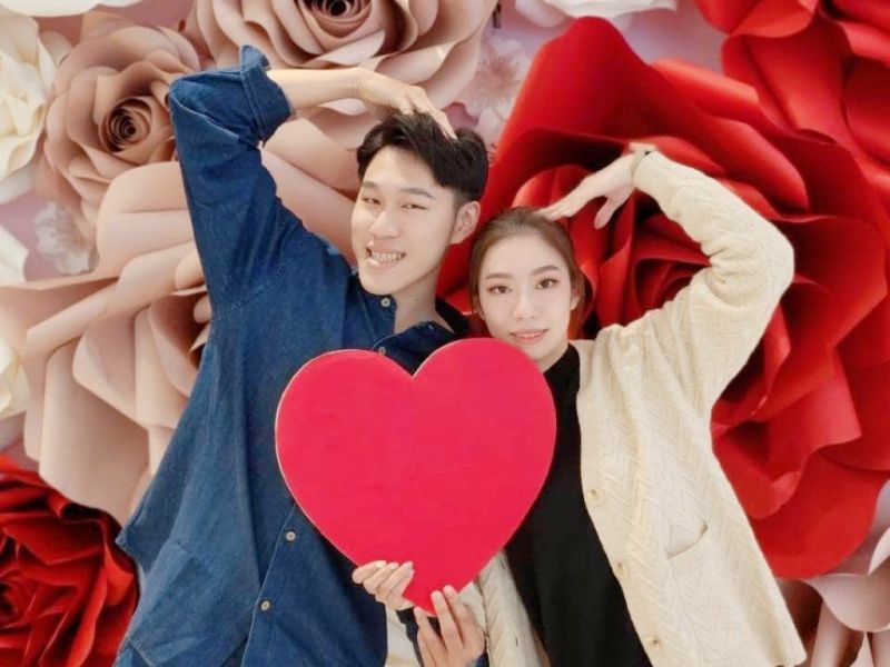 ▲業者運用紅白玫瑰打造最美最浪漫的立體花牆「花 is LOVE」。（圖／SKM Park Outlets提供）