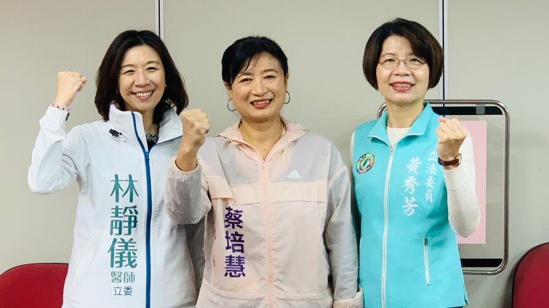 ▲蔡培慧由彰化黃秀芳（右）、台中林靜儀陪同參與號次抽籤。（圖／記者顏幸如攝，2023.02.07）