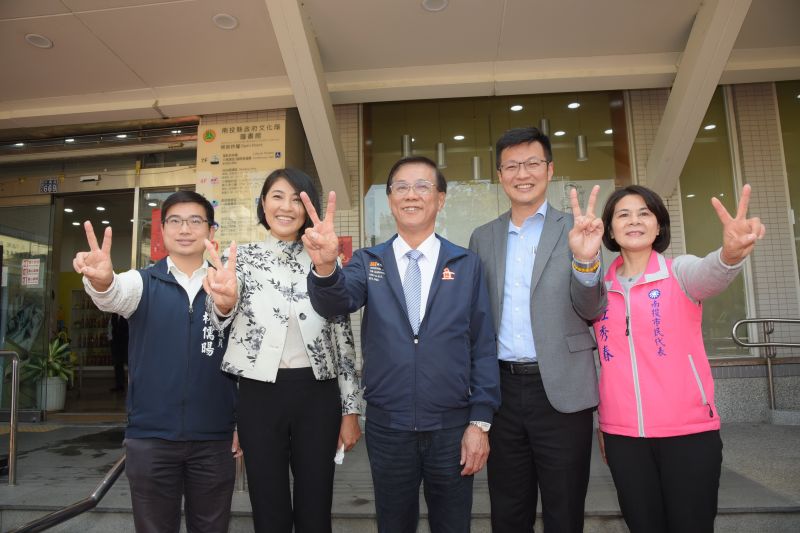 ▲林明溱由縣長許淑華陪同參與號次抽籤。（圖／林明溱競辦提供，2023.02.07）