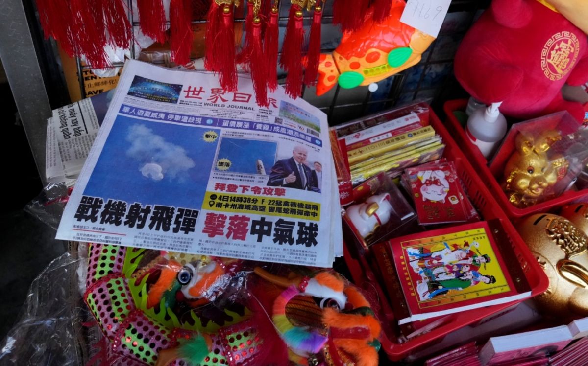 ▲中國近期屢遭間諜指控，中國國家安全部今則反批美國「做賊喊抓賊」。圖為美國街頭一處報攤，報紙提及間諜氣球事件。（圖／美聯社／達志影像）