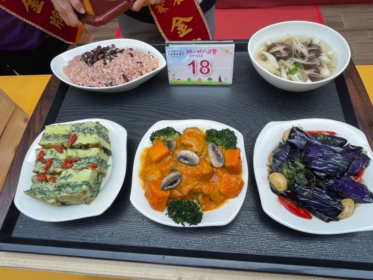 ▲永康國小獲得金牌的作品，內容有紅豆飯、菠菜烘蛋、南瓜燒雞、紅燒茄子、菇菇湯，營養豐富又好看（圖／記者林怡孜攝，2023,02,07）