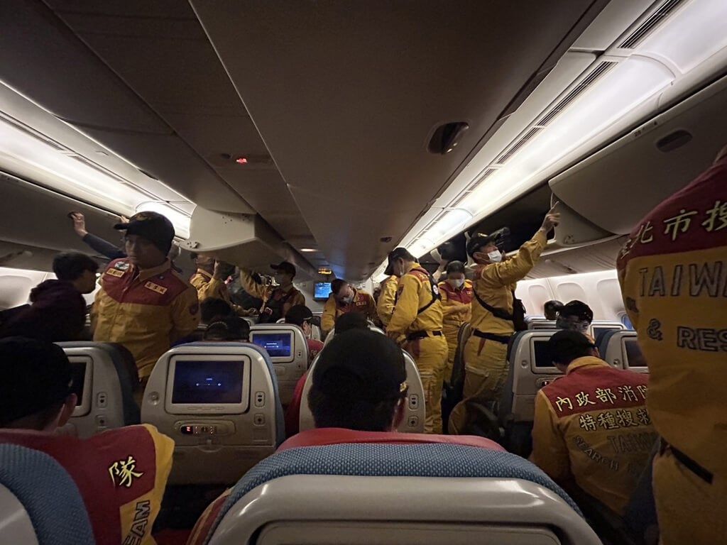 ▲台灣搜救隊第一梯次動員40人、3犬搭機前往馳援，已於台灣時間7日中午抵達土耳其的伊斯坦堡機場，將再轉機前進災區救援。（圖／消防署提供）