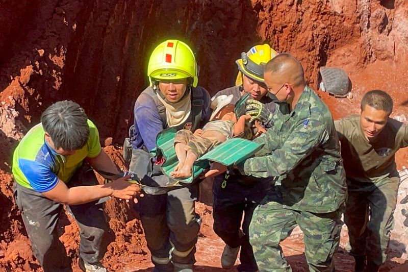 ▲泰國當局今天表示，一名19個月大的小女孩掉進泰國偏鄉一口13公尺深的井中，他們動員超過100人執行救援任務，最終順利救出女童。（圖／美聯社／達志影像）