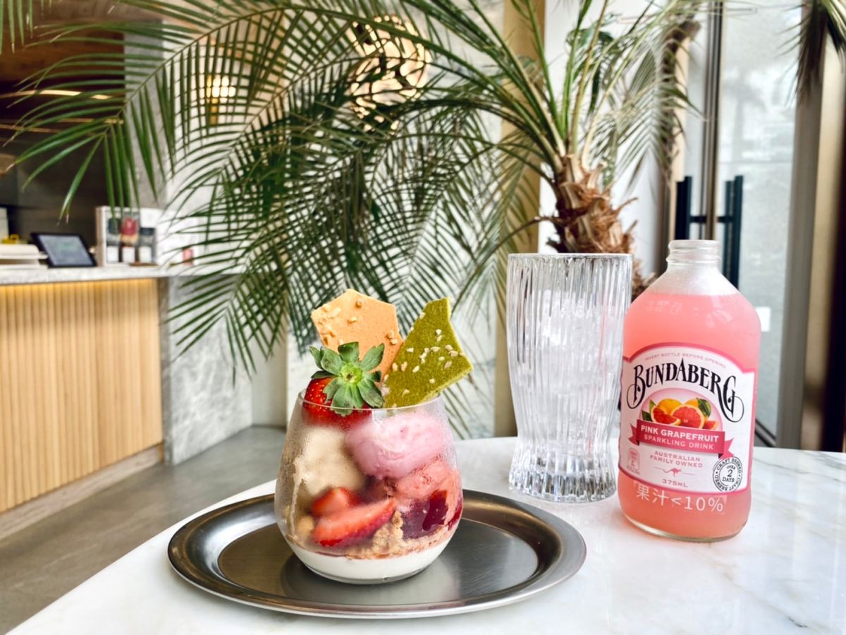 ▲手搖飲、咖啡情人節聯名3款夢幻甜點。PASTAIO X ODD ONE OUT「初戀莓荔芭菲」，勺日咖啡廳聯名「TCRC」餅乾SHOT杯與「木衛二」冰磚拿鐵，「好丘」則打造三分微糖「黑糖珍奶貝果」。（圖／記者蕭涵云攝）