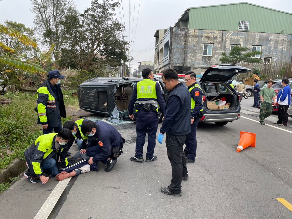 ▲吳男撞上警用機車後翻覆，當場被上銬逮捕。（圖／翻攝畫面）