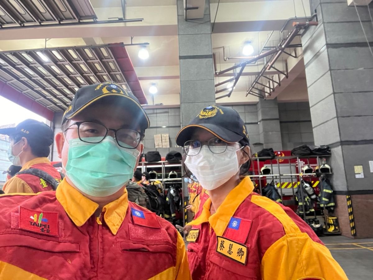 ▲北榮表示，本次派遣2梯次共4名醫護人員，隨同台北市消防局搜救隊至土耳其協助救災。左為北榮急診部災難醫學科黃獻皞主任，右為護理師蔡慧卿。（圖／北榮提供）