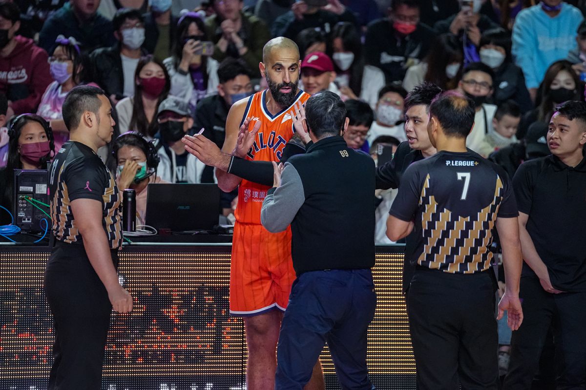 ▲領航猿洋將桑尼在衝突中從板凳離席到場上，因此被驅逐出場。（圖／PLG提供）