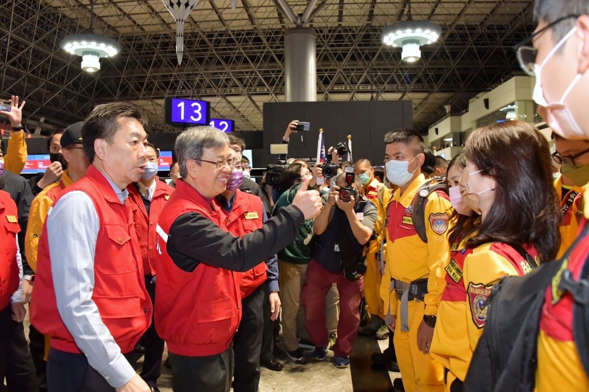 ▲台灣派出2組搜救團隊前往土耳其協助救災。圖為台灣搜救隊前往土耳其，行政院長陳建仁在機場授旗。（圖／行政院提供）