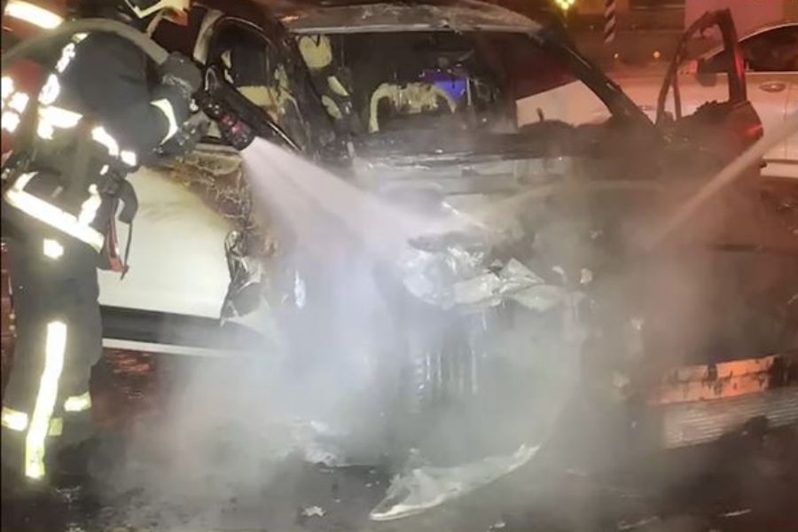 ▲台中市太平區中山路、環中東路口，今（8）日清晨一位李姓男子酒後駕駛保時捷休旅車，失控連撞二輛貨車，造成自己車頭起火全毀。（圖／翻攝畫面）