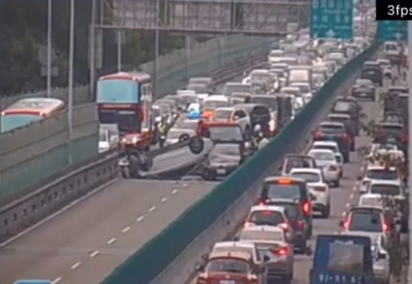 ▲北市建國高架爆3車追撞！一輛自小客車「烏龜翻」橫躺路中，造成後方車流全塞住。（圖／翻攝畫面）