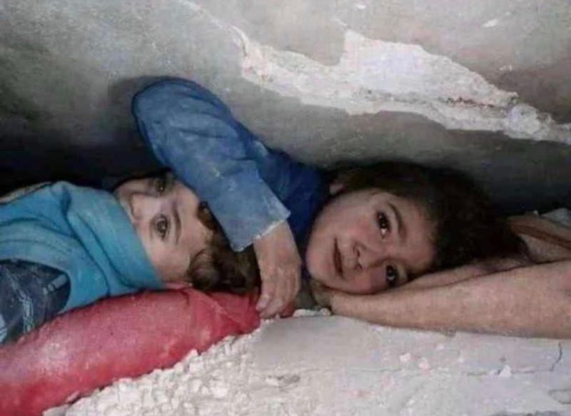 ▲土耳其強震，一對年幼姊弟受困17小時後獲救，姊姊始終不忘用手護住弟弟，讓網友動容。（圖／翻攝自＠Mohamad Safa的推特）