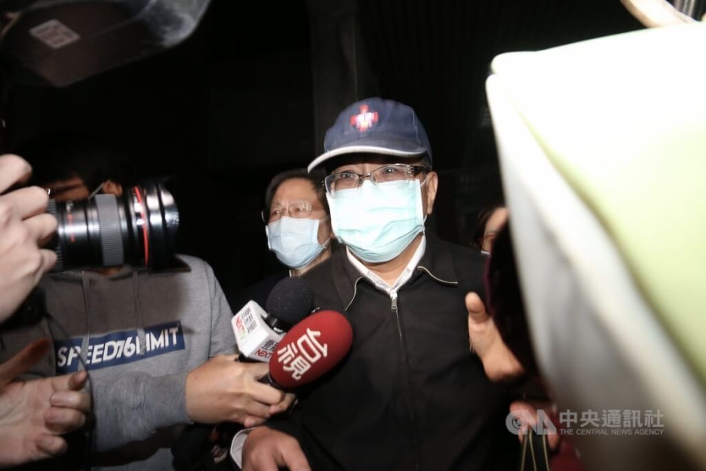 ▲前台北市議員潘懷宗（中）詐領助理費遭解職，獲判刑2年，緩刑5年確定。圖為2021年1月27日潘懷宗獲交保步出法院。（圖／中央社）