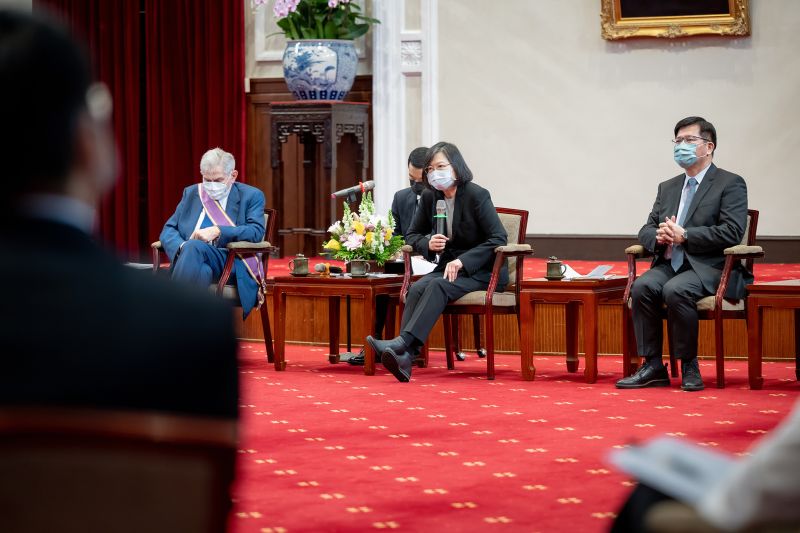 ▲總統蔡英文授勳美台商業協會榮譽主席伍佛維茲（Paul D. Wolfowitz）「大綬景星勳章」。（圖／總統府提供）