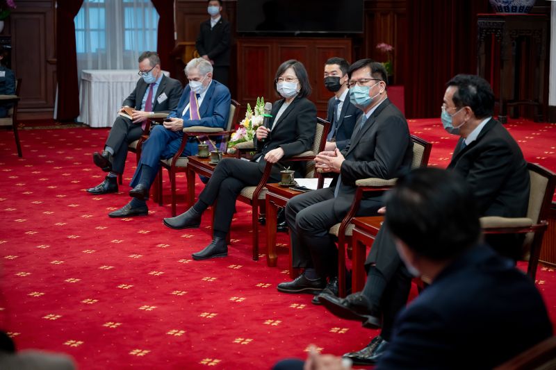 ▲總統蔡英文授勳美台商業協會榮譽主席伍佛維茲（Paul D. Wolfowitz）「大綬景星勳章」。（圖／總統府提供）