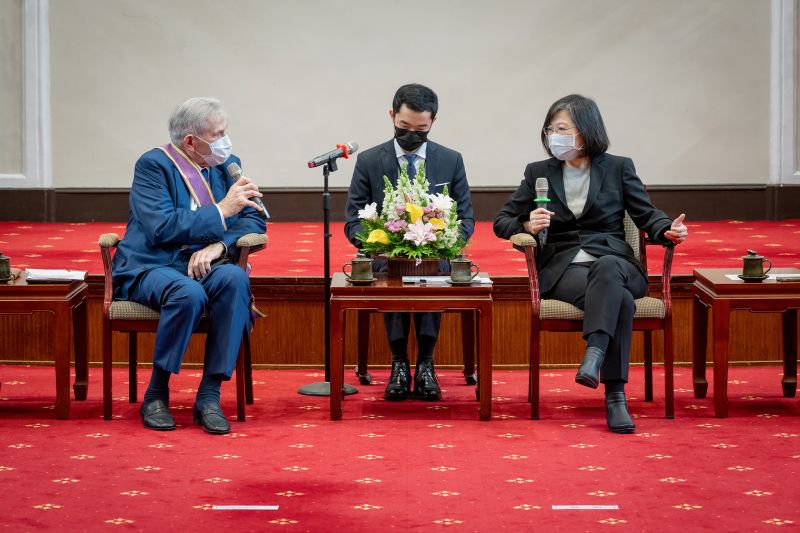 ▲總統蔡英文授勳美台商業協會榮譽主席伍佛維茲（Paul D. Wolfowitz）「大綬景星勳章」。（圖／總統府提供）