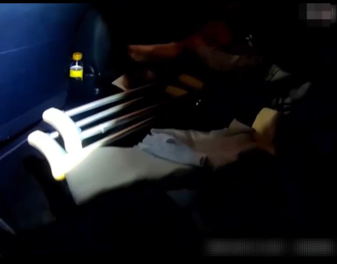 ▲毒蟲將毒品藏於石膏內，意圖躲避員警調查。（圖／翻攝畫面）