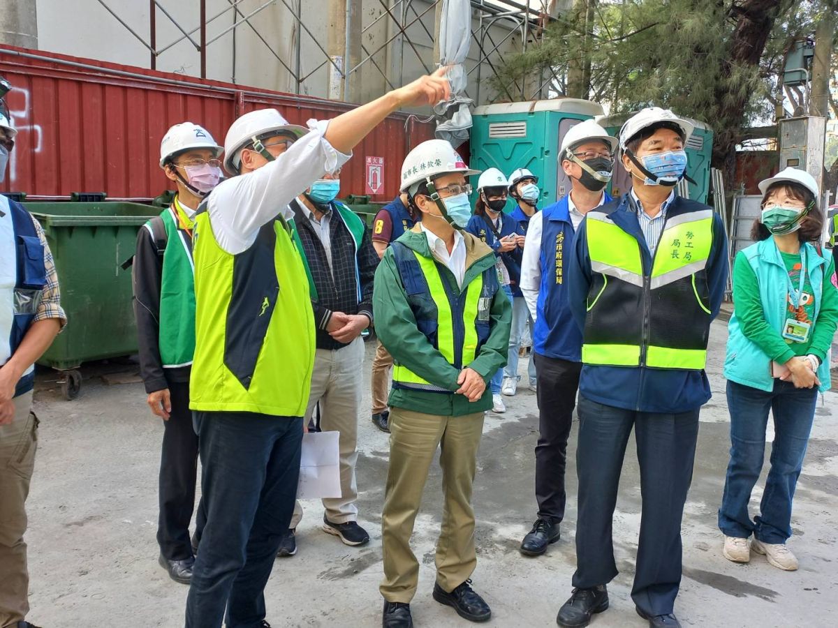▲高市府於今(8)日由副市長林欽榮率市府相關局處聯合稽查前金區新建中之建築工程公安執行情形。（圖／高市府提供）