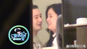 ▲黃曉明(左)與女製片人鍾麗芳親密互動被拍。(圖/翻攝自推理君江小宴微博) ▲黃曉明(左)與女製片人鍾麗芳親密互動被拍。(圖/翻攝自推理君江小宴微博)